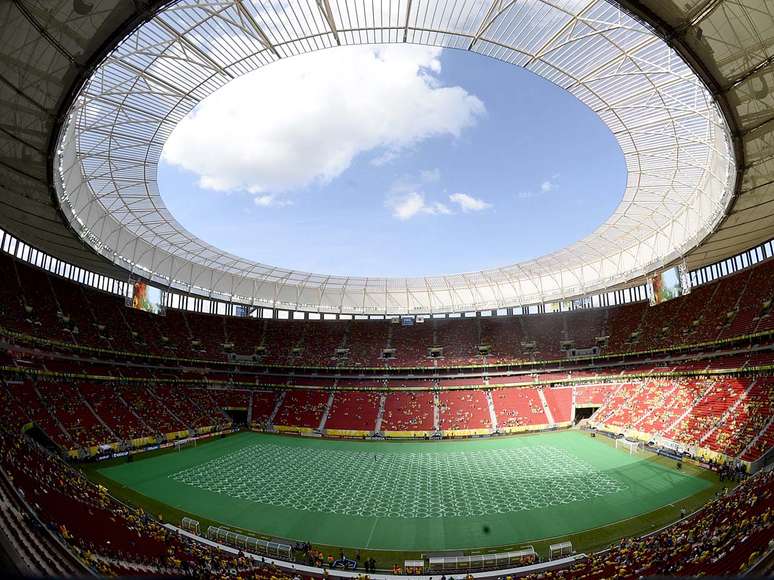 <p>Presidente da Fifa disse estar impressionado com o Estádio Mané Garrincha e relembrou o atleta que dá nome à arena</p>