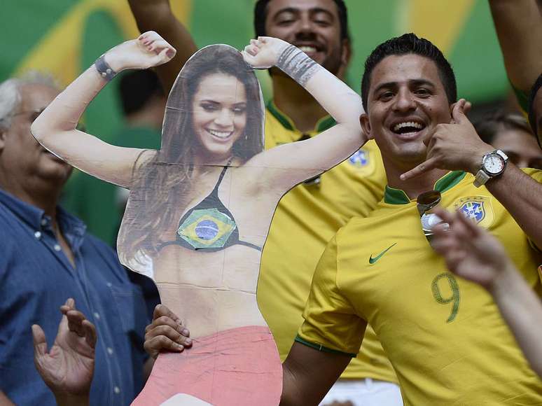 Torcedor leva cartaz da Bruna Marquezine para assistir a estreia do Brasil