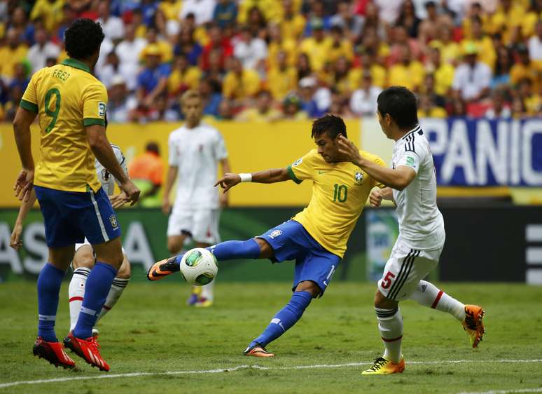 <p>Da entrada da área, Neymar acertou um belo chute, sem chances para o goleiro Kawashima</p>