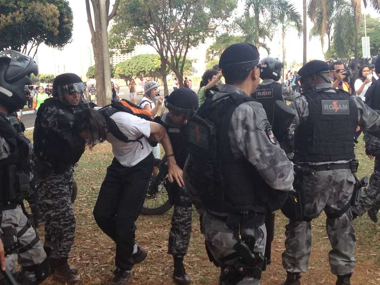 <p>Manifestantes são detidos pela polícia; protestos no Maracanã terminaram com violência</p>