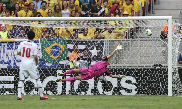 Goleiro Kawashima não alcançou a bela finalização de Neymar