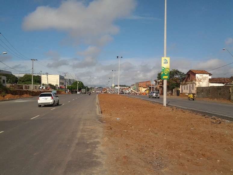 <p>Parte da Avenida Alberto Craveiro foi entregue; canteiro central dará lugar a ciclovia</p>