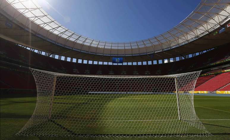<p>Estádio Mané Garrincha, o mais caro do País, terá que trocar todo o gramado para 2014</p>