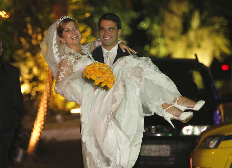 Com vestido longo e todo rendado, Bárbara Borges se casou com o empresário Pedro Delfino na noite da última sexta-feira (14), no Alto da Boa Vista, no Rio de Janeiro. O look escolhido pela atriz era de mangas compridas e contava com um longo véu