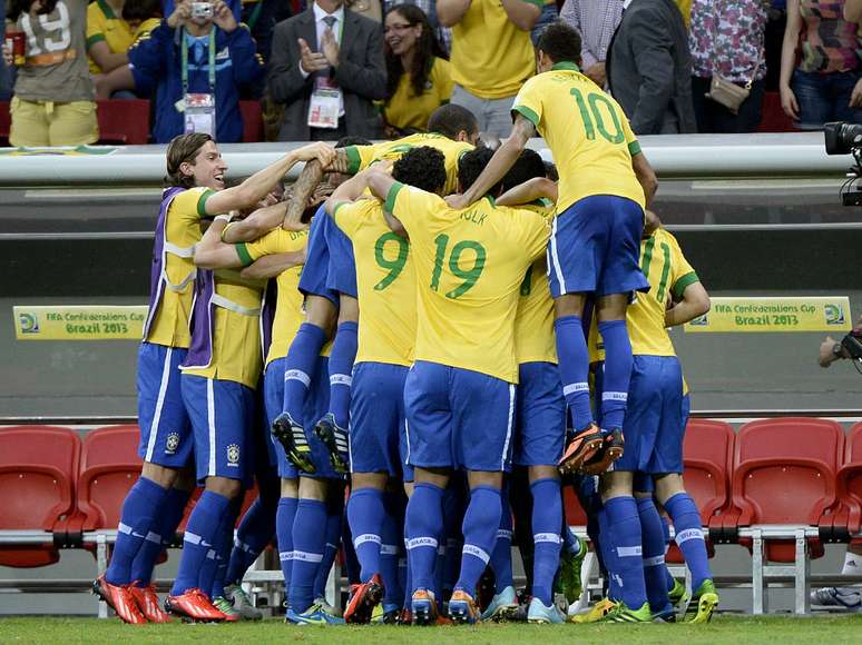 <p>Seleção Brasileira celebra o segundo gol da partida, que aconteceu com apenas 2min do segundo tempo</p>