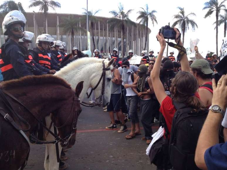 <p>Momento de tensão ocorreu quando manifestantes encararam tropa da polícia</p>