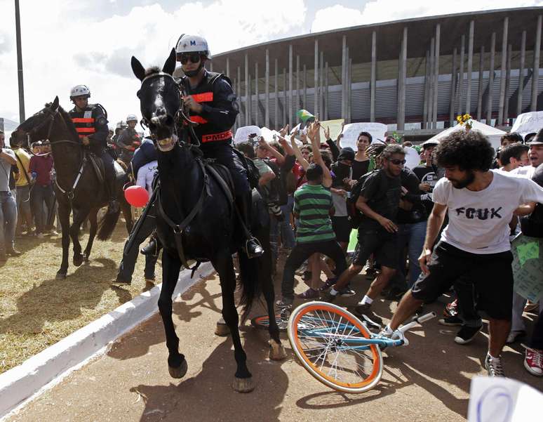 <p>No dia da estreia da Copa das Confederações, manifestantes protestaram dentro e fora do Estádio Nacional Mané Garrincha, em Brasília</p>