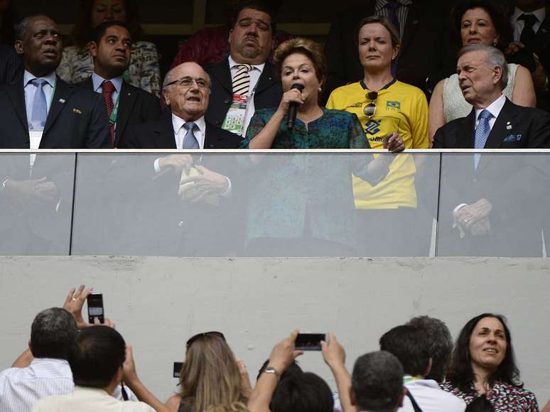 <p>Dilma foi vaiada e criticada durante discurso no primeiro jogo</p>