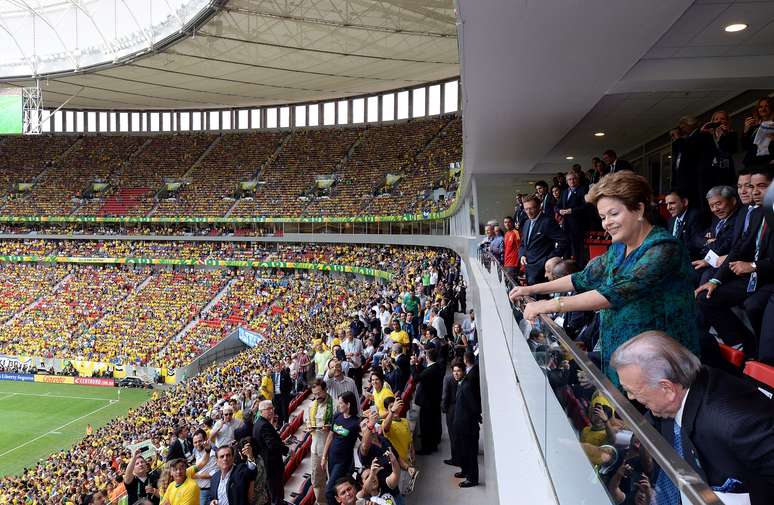 <p>Dilma ficou ao lado de Joseph Blatter e José Maria Marin durante toda a partida entre Brasil e Japão</p>