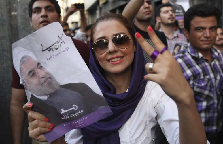 Simpatizante celebra eleição de Rohani, em Teerã