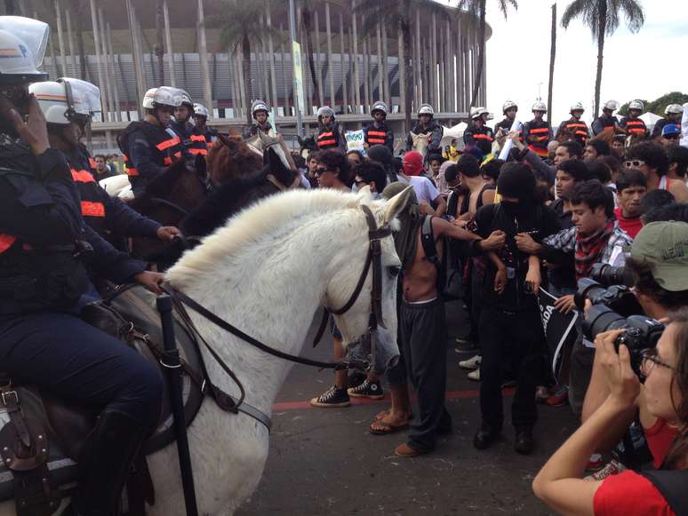 <p>Cavalaria interrompeu caminhada dos manifestantes</p>