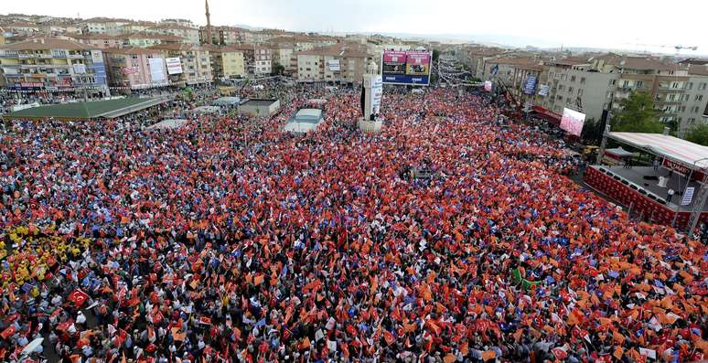 Multid&atilde;o acompanha com&iacute;cio do partido governista em Ancara