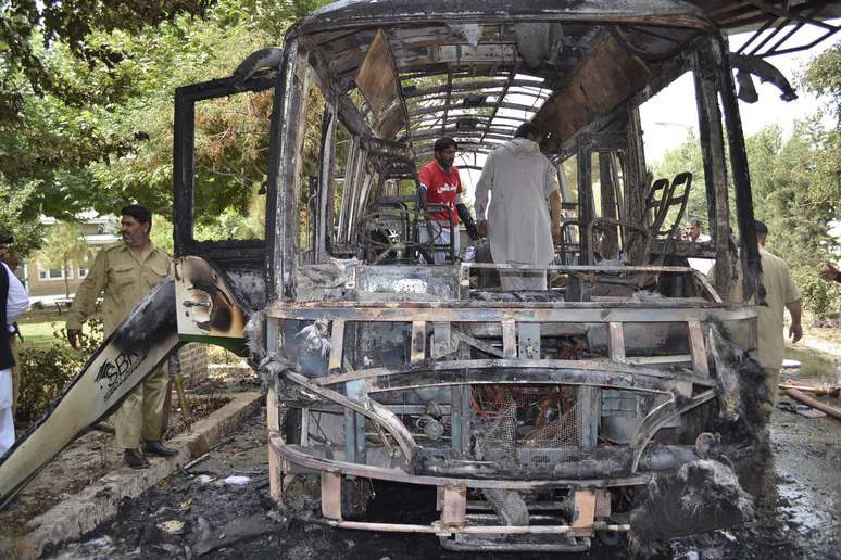 Ônibus ficou completamente destruído após o atentado, em Quetta