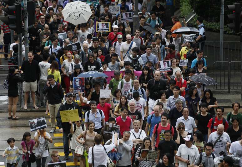 Centenas de pessoas participam em apoio ao responsável por revelar o programa de vigilância dos EUA, em Hong Kong