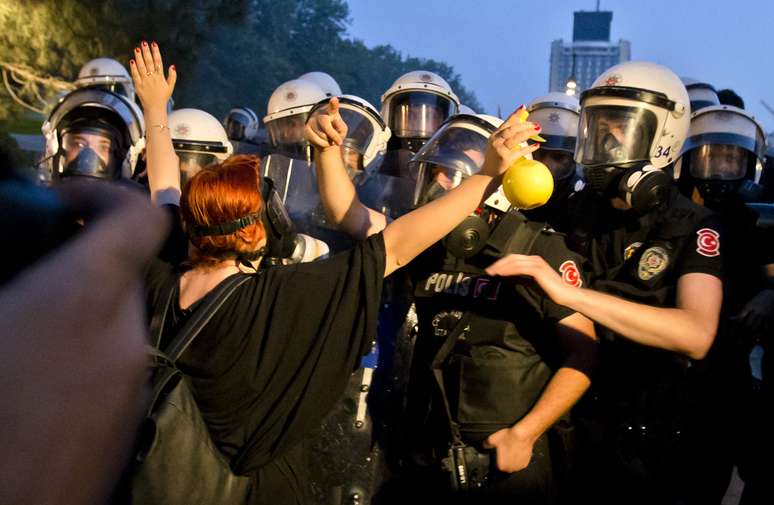 <p>Após o premiê turco anunciar que usaria a força para retirar os manifestantes, jovens enfrentaram os policiais em Istambul</p>