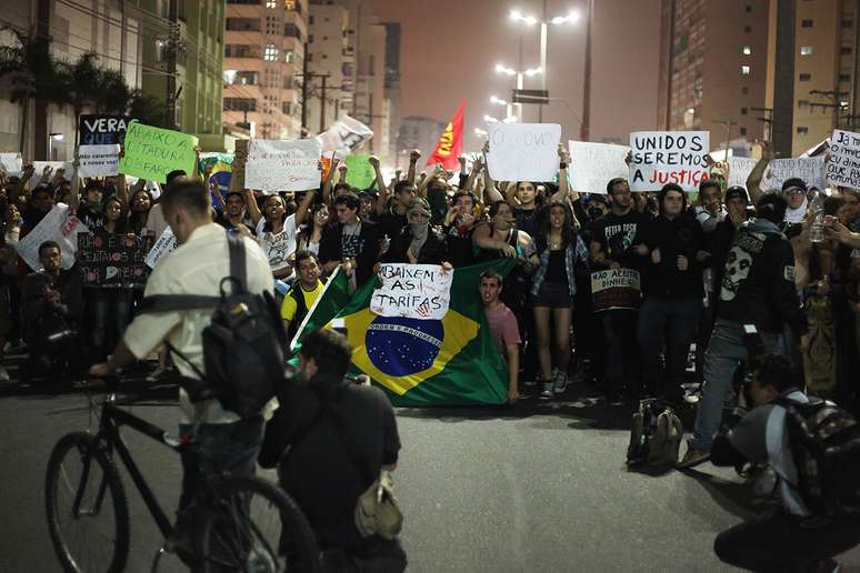 <p>Manifestantes fecharam a avenida Ana Costa durante protesto realizado na última sexta-feira em Santos, no litoral paulista</p>