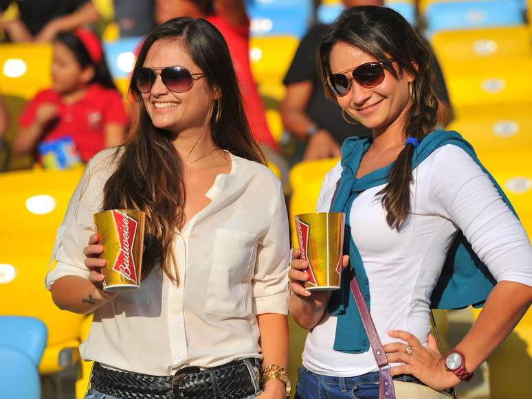 <p>Torcedoras bebem cerveja no Macaranã antes de confronto entre Itália e México</p>
