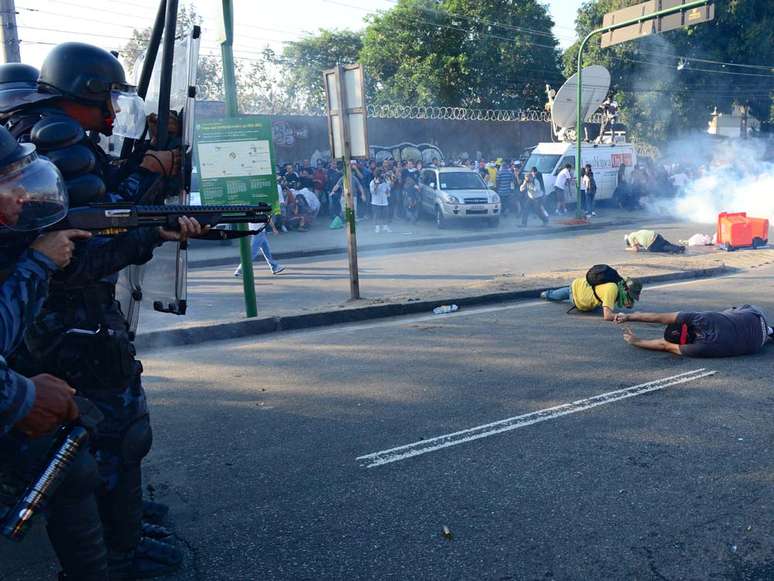 <p>Policiais usam gás e balas de borracha para impedir manifestantes de aproximar do Maracanã</p>