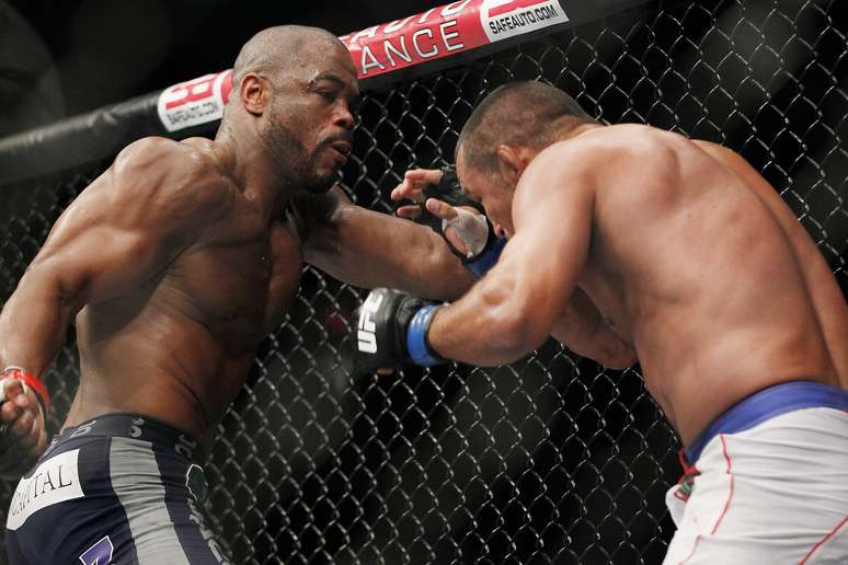 Rashad Evans fez uma luta equilibrada contra Dan Henderson e só conseguiu a vitória por decisão dividida dos juízes, após a disputa de três rounds - apesar de ser o combate principal, não foram disputados cinco assaltos porque outras lutas mais importantes foram cortadas do card em cima da hora. Com a vitória, Evans se recuperou de duas derrotas consecutivas e se firmou novamente como um dos principais pesos meio-pesados do UFC