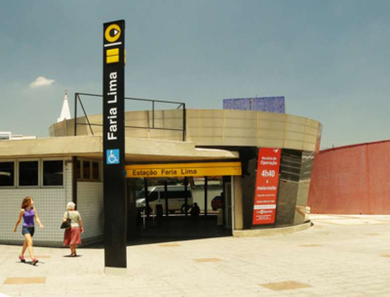 Estação Faria Lima sem a proteção metálica instalada depois que o protesto contra o aumento da passagem foi marcado em frente ao local