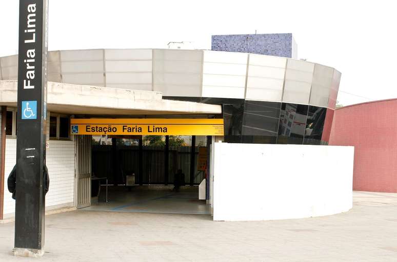 Placas metálicas protegem a estação Faria Lima do Metrô