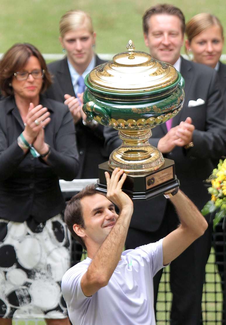 Federer levanta o troféu do ATP de Halle