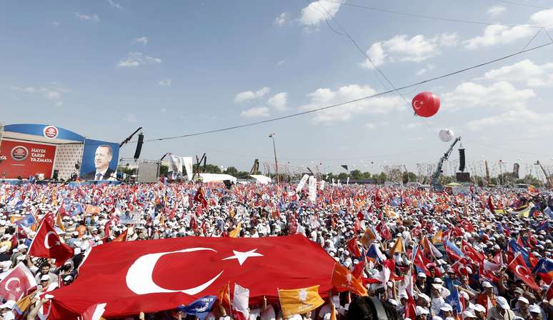 Multidão acompanha comício de Erdogan em Istambul
