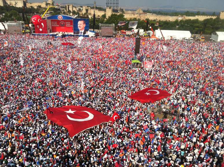 16 de junho - Multidão se reúne para acompanhar discurso de Erdogan em Istambul