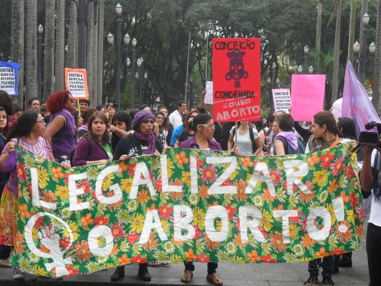 Cerca de 200 manifestantes participam de um Protesto contra o Estatuto do Nascituro, na Sé, na região central de São Paulo, neste sábado