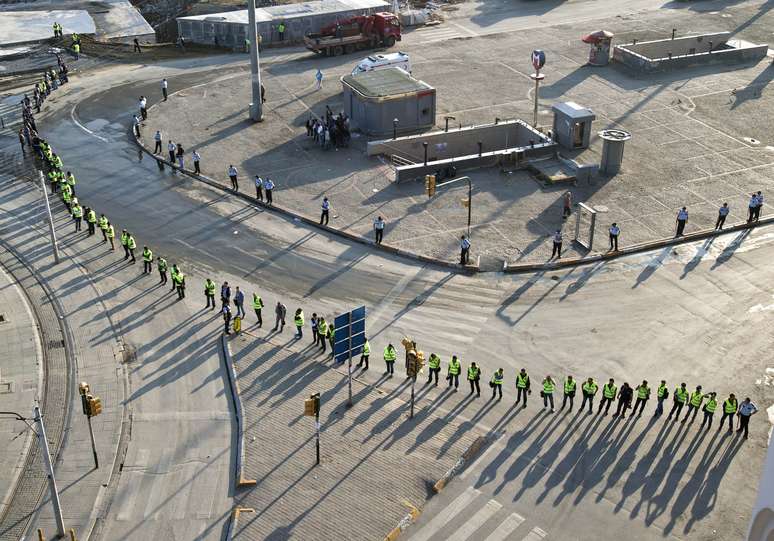 Policiais fazem um cordão de isolamento ao redor da praça Taksim, em Istambul. Ontem, a polícia usou a força para expulsar milhares de manifestantes que ocupavam o parque Gezi