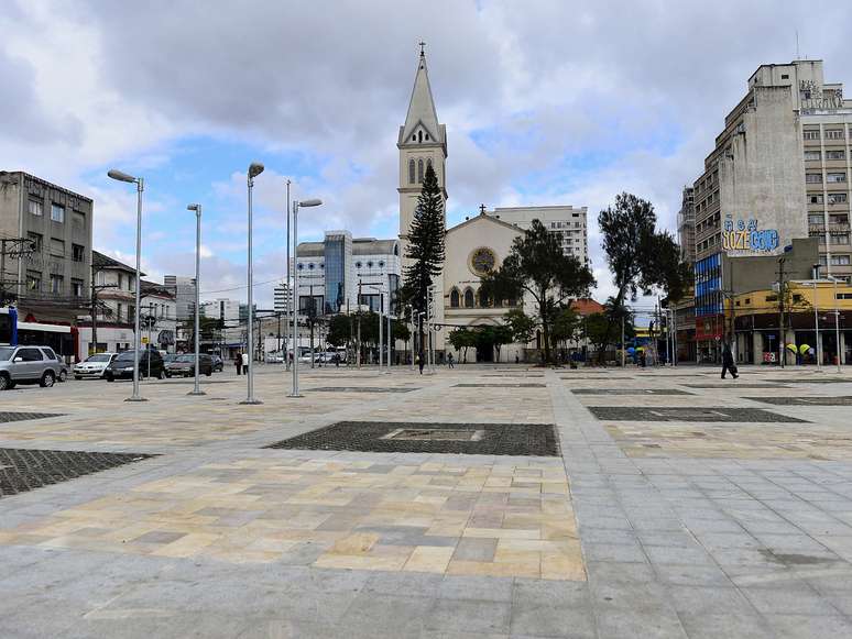 <b>17 de junho</b> O Largo da Batata estava praticamente vazio na manh&atilde; desta segunda-feira, horas antes do protesto convocado pelo Movimento Passe Livre (MPL) contra o aumento da tarifa de transporte p&uacute;blico em S&atilde;o Paulo