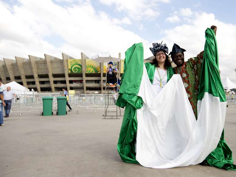 <p>Torcida mineira chega ao Estádio do Mineirão, em Belo Horizonte, nesta segunda-feira, onde a Nigéria enfrenta o Taiti; as equipes fazem parte do Grupo B da Copa das Confederações</p>