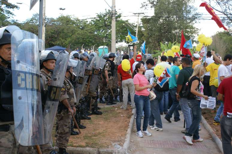 <p>Na manifesta&ccedil;&atilde;o de segunda-feira, manifestantes e pol&iacute;cia entraram em confronto na capital mineira</p>