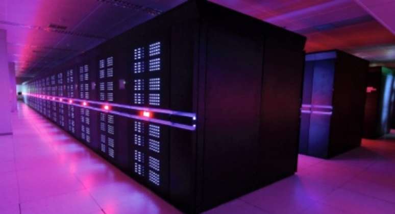 <p>1 - China - O Tianhe-2, supercomputador desenvolvido pela Universidade Nacional de Tecnologia de Defesa da China, estreia na lista das 500 máquinas mais rápidas do mundo na primeira posição. O supercomputador será instalado no Centro Nacional de Supercomputação em Guangzho até o fim do ano e faz 33,86 quatrilhões de cálculos por segundo. Com um total de 3,12 milhões de núcleos, ele coloca a China novamente no topo dos supercomputadores mais rápidos, o que não acontecia desde novembro de 2010</p>