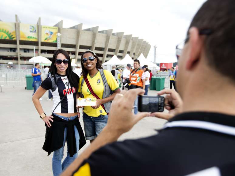 <p>Torcedores aproveitam chegada para jogo da Copa das Confederações</p>