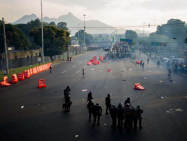 <p>Jogos anteriores no Maracanã foram alvos de protestos, conflutos e destruição</p>