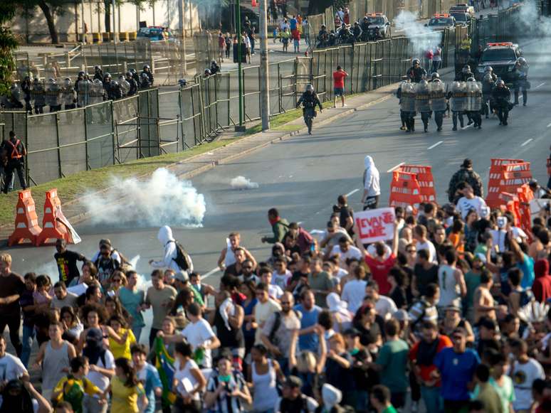 <p>É provável que novos conflitos ocorram nas imediações do Maracanã neste domingo</p>