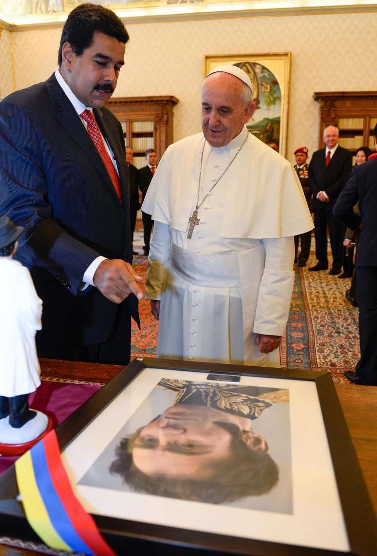 Maduro mostra retrato de Maduro ao papa Francisco