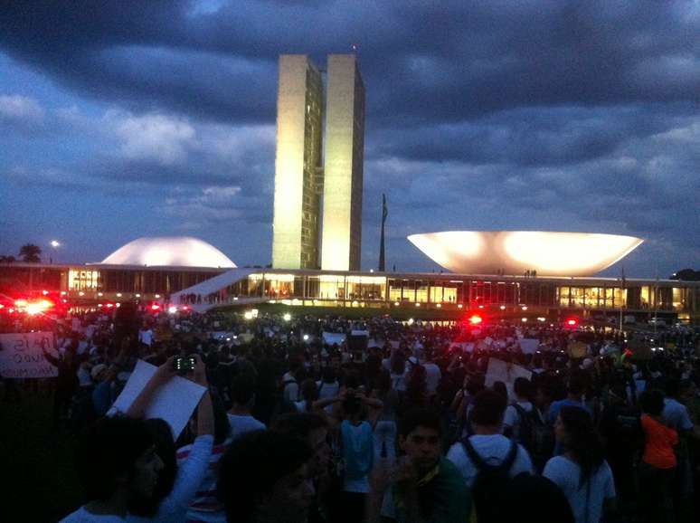 A Polícia Militar usou spray de pimenta e armas taser (não letal) para conter os protestantes, que entraram no espelho d'água