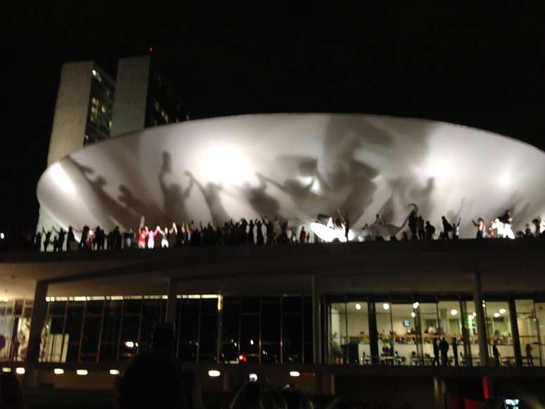 <p>Manifestantes furaram bloqueio da polícia e subiram no teto do Congresso Nacional</p>