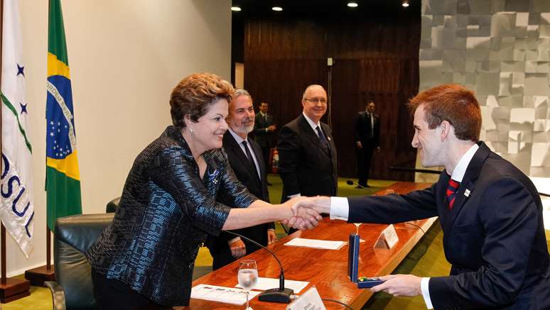 Dilma Rousseff cumprimenta o diplomata Bruno Pereira Rezende durante cerimônia de formatura do Instituto Rio Branco, em Brasília