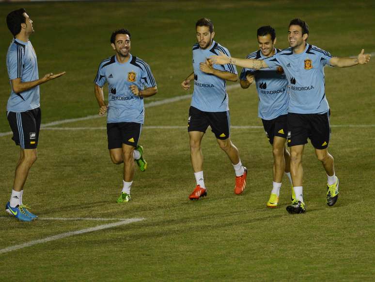 <p>Jogadores da seleção espanhola se divertem durante treino realizado nesta segunda-feira</p>