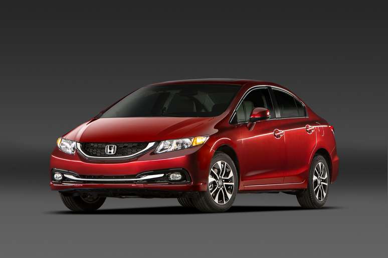 <p>Civic 2013 é um dos modelos convocados pela Honda para um recall por falha no insuflador do airbag</p>