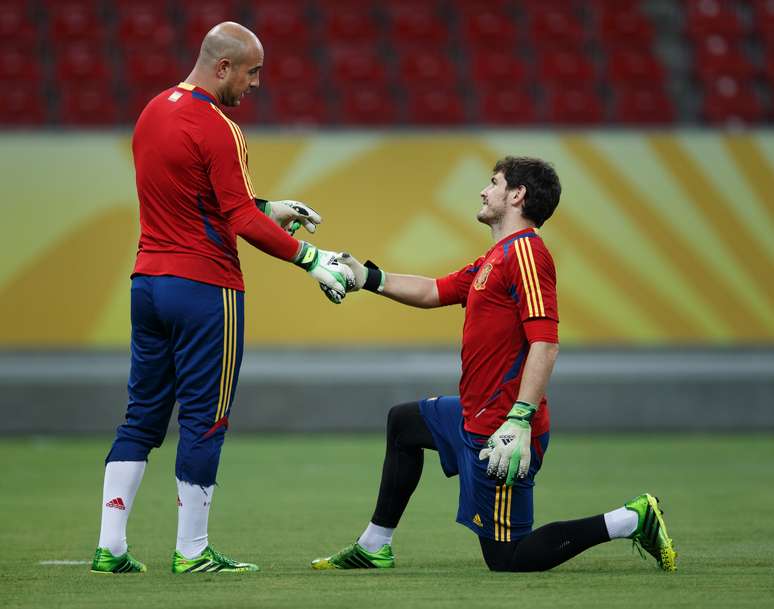 <p>Pepe Reina em treinamento ao lado do titular Casillas, em Recife</p>