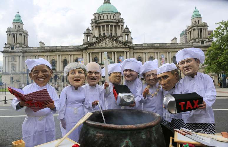 <p>Integrantes da ONG Enough Food for Everyone IF simulam preparar uma refeição temperada com impostos, em Belfast</p>
