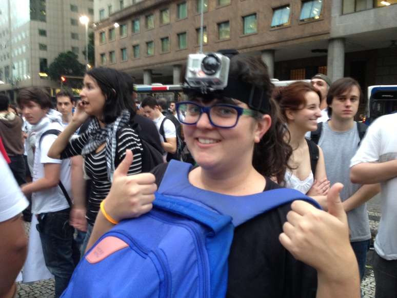 <p>Júlia Jacobina acoplou na cabeça um modelo da câmera Go Pro</p>