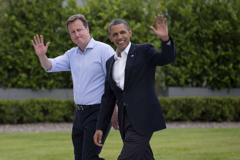 Cameron e Obama abanam na chegada ao resort em Lough Erne