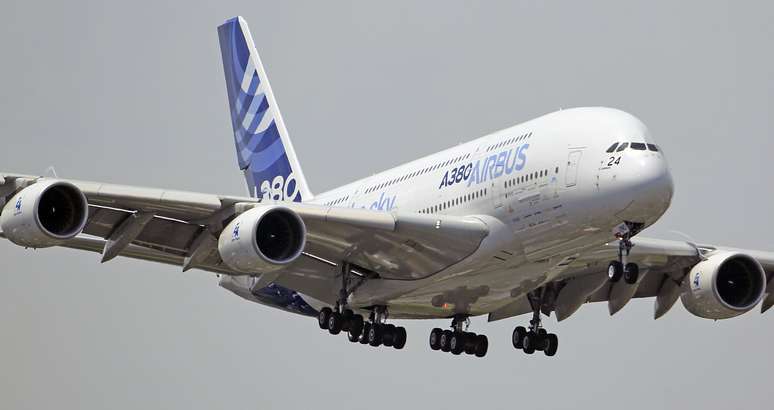 <p>O Airbus A380 faz voo de apresenta&ccedil;&atilde;o no Paris Air Show na segunda-feira</p>