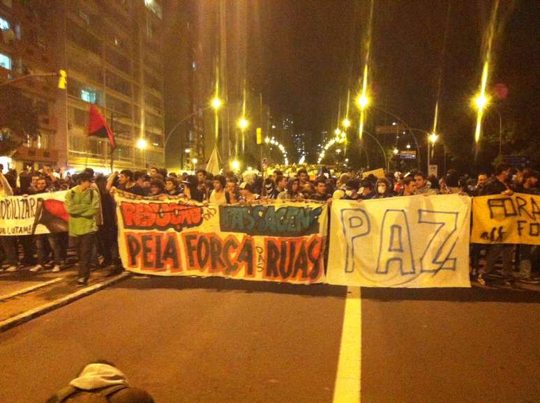 <p>Manifestantes caminharam pelas ruas de Porto Alegre na segunda-feira pedindo mudanças sociais</p>