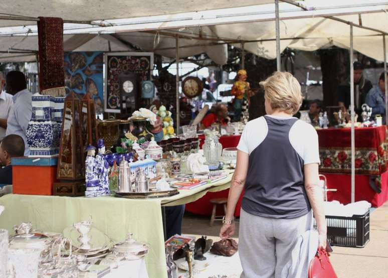 Desde 1987, a Praça Benedito Calixto, no bairro paulistano de Pinheiros, abriga, uma das mais tradicionais feiras de antiguidades da cidade. Além disso, os restaurantes do entorno e os artistas que se apresentam no local aos sábados fazem dela um dos mais pulsantes pontos culturais de São Paulo